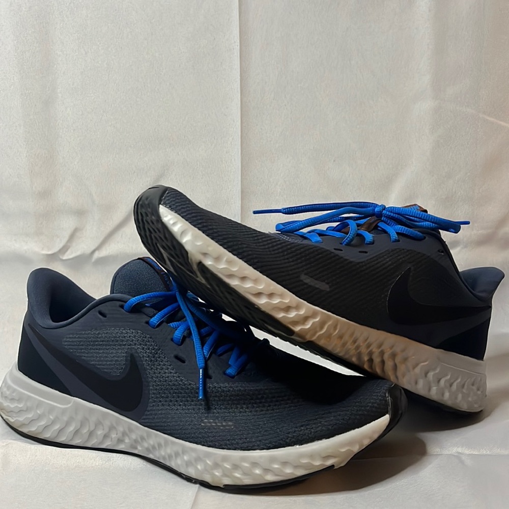 Nike Revolution Mens Running Shoes, Size 11, Excellent Condition!! Great Look!!